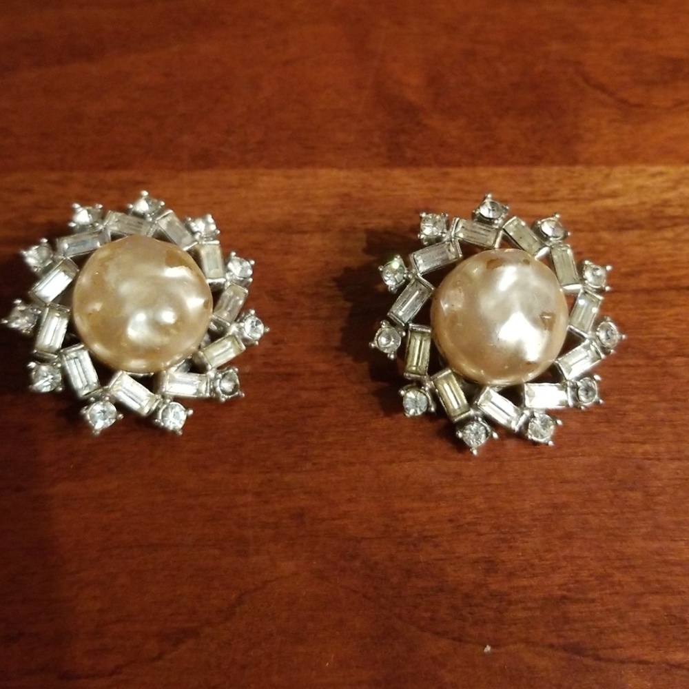 CHAREL vintage Clip On Earrings